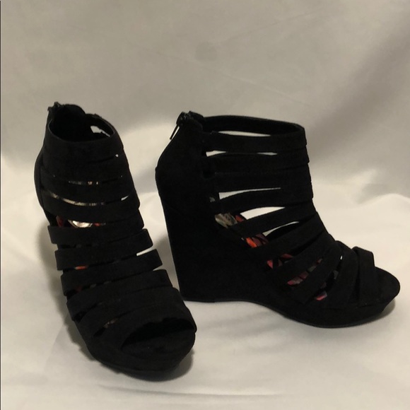 🔴 NIB madden girl suede wedge cut-out heels size 7.5 - Picture 2 of 8